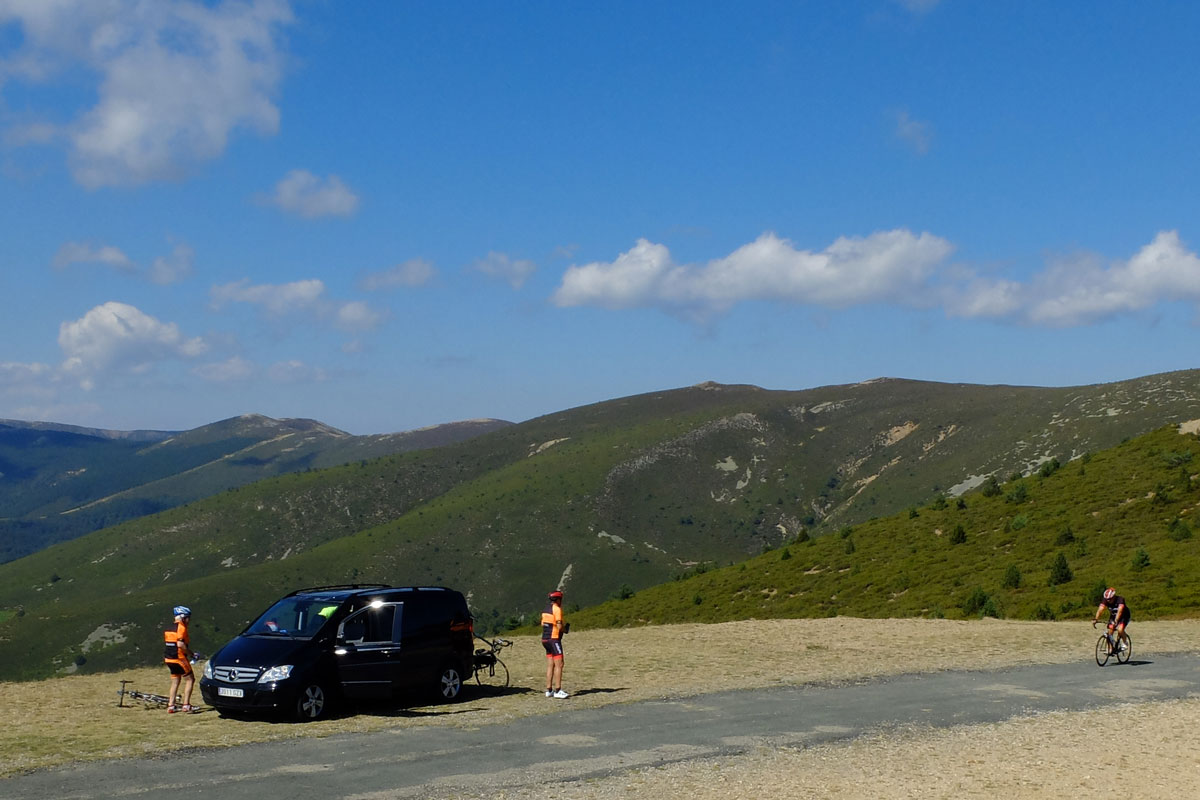 Cruz-de-la-Demanda-Summit-Cyclist