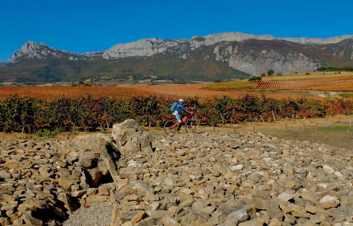 Ciclista-y-Dolmen-El-Encinar