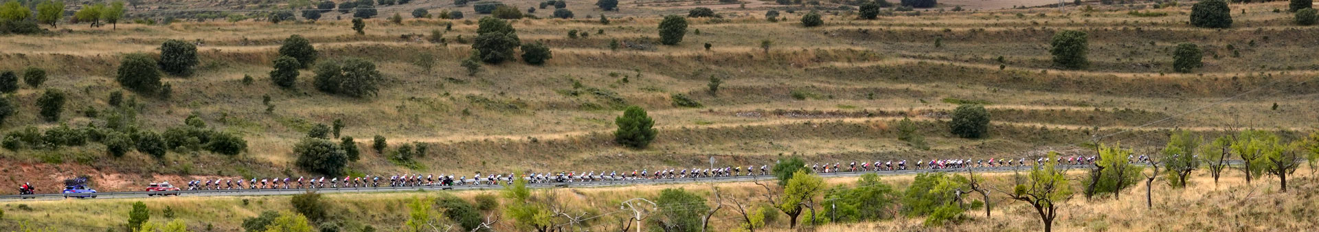 Biker solitario bajo la Sierra de La Demanda